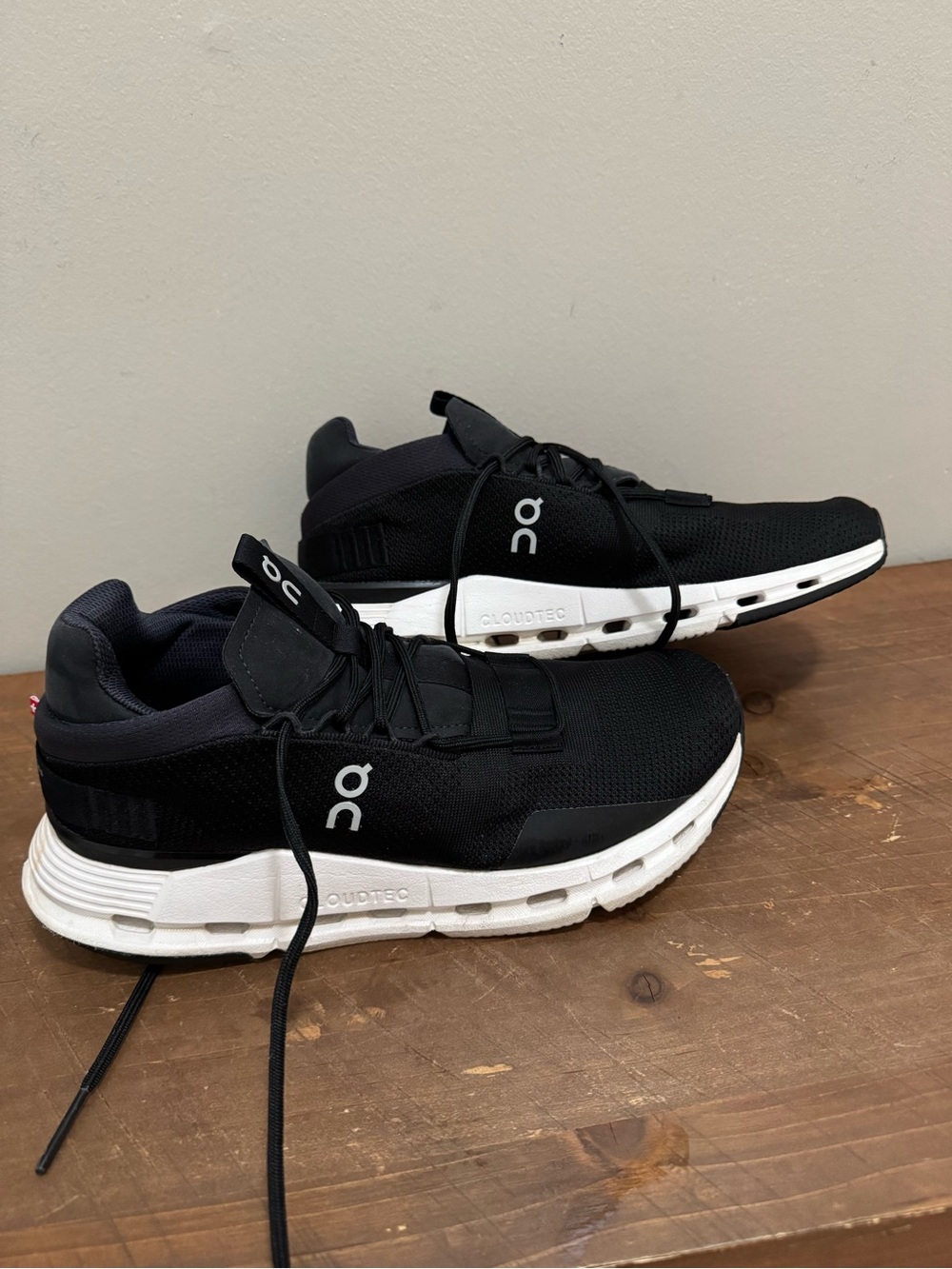 On Running Cloud Black and White Women’s Runnings Shoes Size 8.5